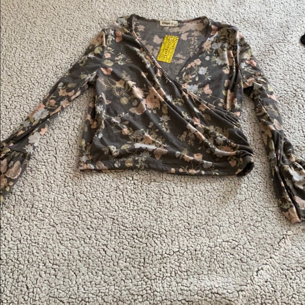 Adorable and soft floral shirt with tags. Size L